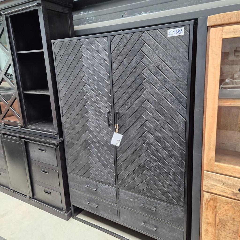Zwarte latjes mango meubelen industrieel Floor, Huis en Inrichting, Kasten | Dressoirs, Ophalen of Verzenden, Nieuw, 25 tot 50 cm