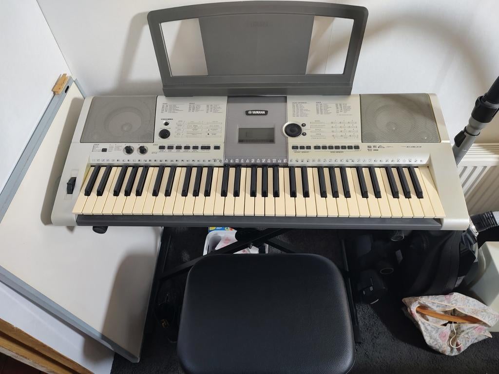 Keyboard met adapter, voetpedaal, standaard en kruk, Muziek en Instrumenten, Keyboards, Ophalen, Yamaha, Met standaard, 61 toetsen