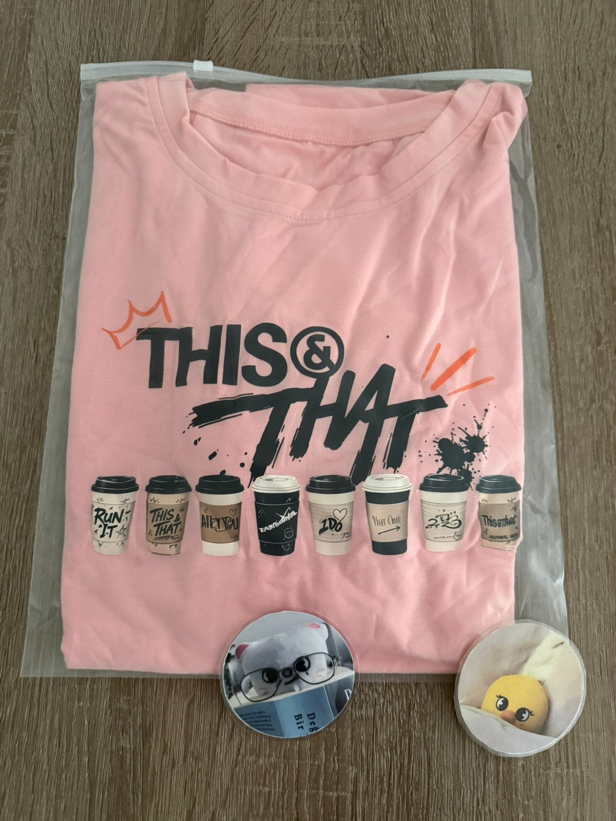 Stray Kids This & That fanmade roze shirt maat L, Ophalen of Verzenden, Nieuw, Kleding