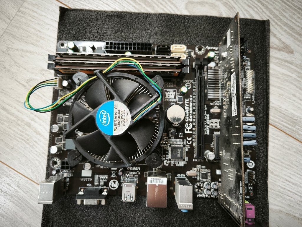 Set Intel i5 4de gen + MOBO + 8GB RAM aangeboden, Computers en Software, Barebones, Ophalen of Verzenden, Gebruikt