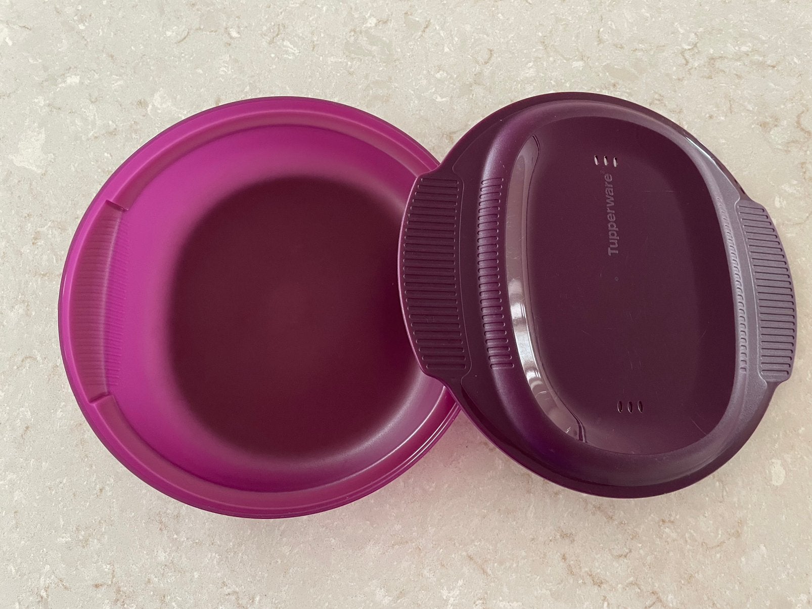 Tupperware - Micro Delight 775 ml magnetronschaal stoomgaten, Schaal, Paars, Zo goed als nieuw, Magnetronbestendig