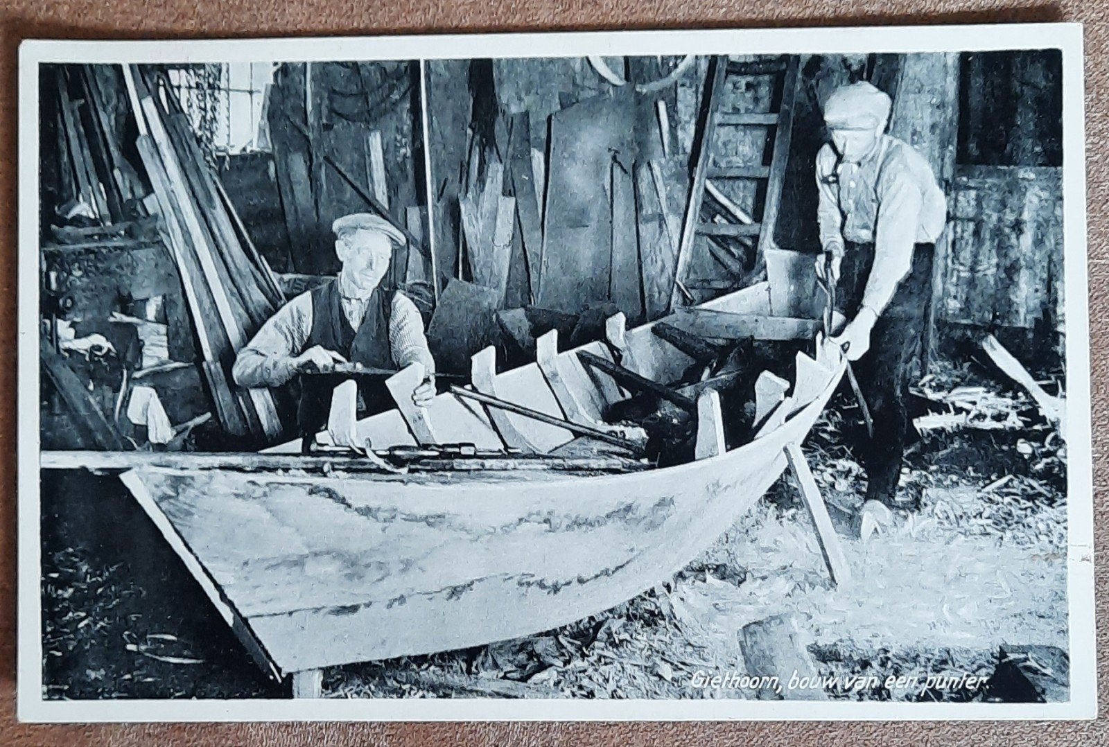 Oude ansichtkaart Giethoorn: Bouw van een punter (1943), Ophalen of Verzenden, 1940 tot 1960, Gelopen, Overijssel