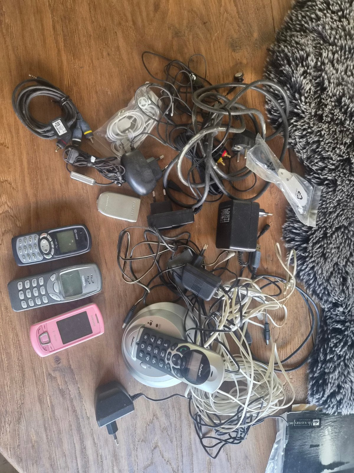 #77 Partij oude telefoons, laders en kabels, Ophalen