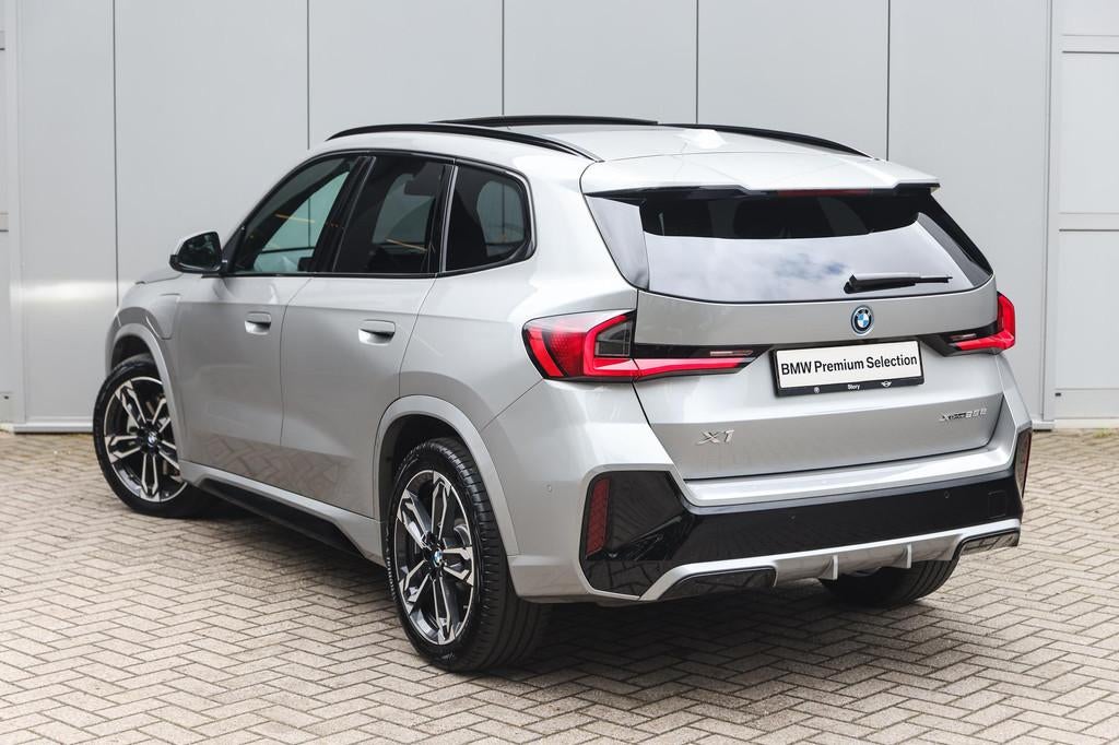 BMW X1 xDrive25e M Sport Automaat / Panoramadak / Trekhaak /, Gebruikt, Bedrijf, Hybride Elektrisch/Benzine, Zilver of Grijs