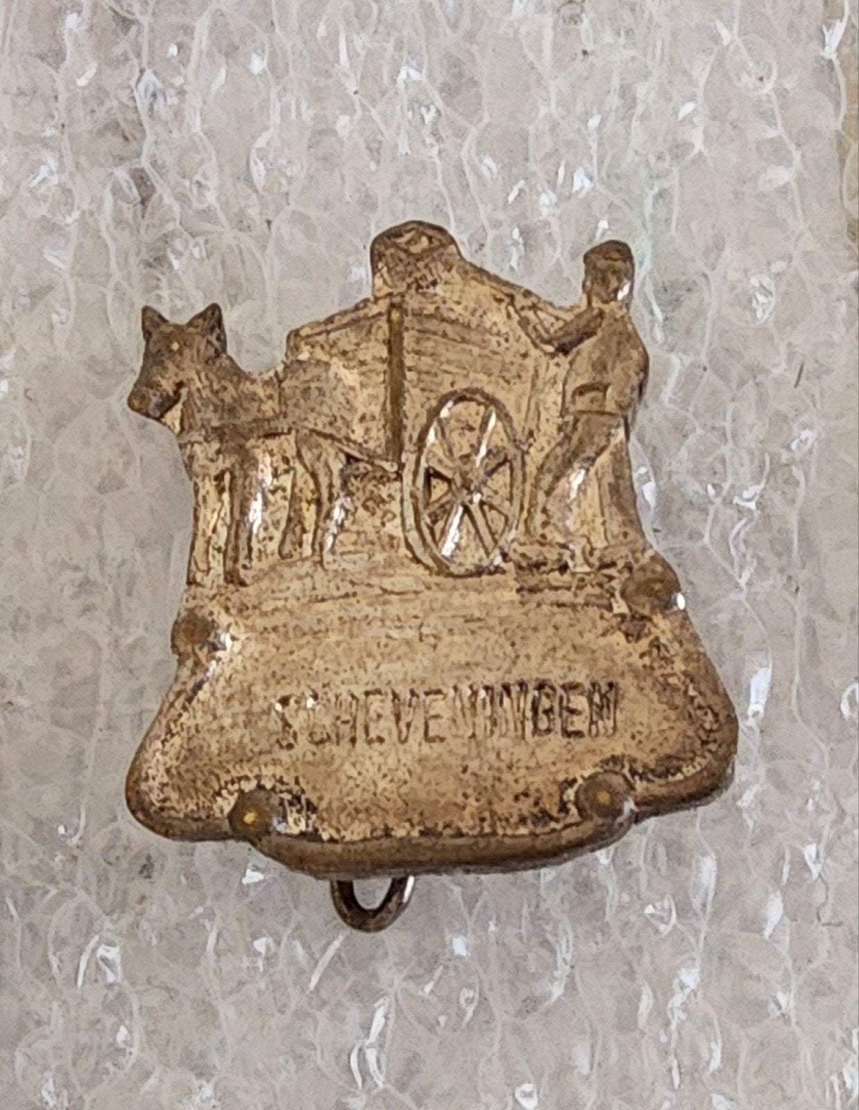 Vintage Speldje Scheveningen met paard en kar, Ophalen of Verzenden, Gebruikt, Overige onderwerpen, Speldje of Pin
