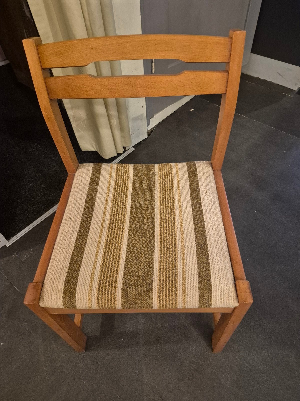 2 Vintage houten stoelen met gestreepte zitting, Ophalen