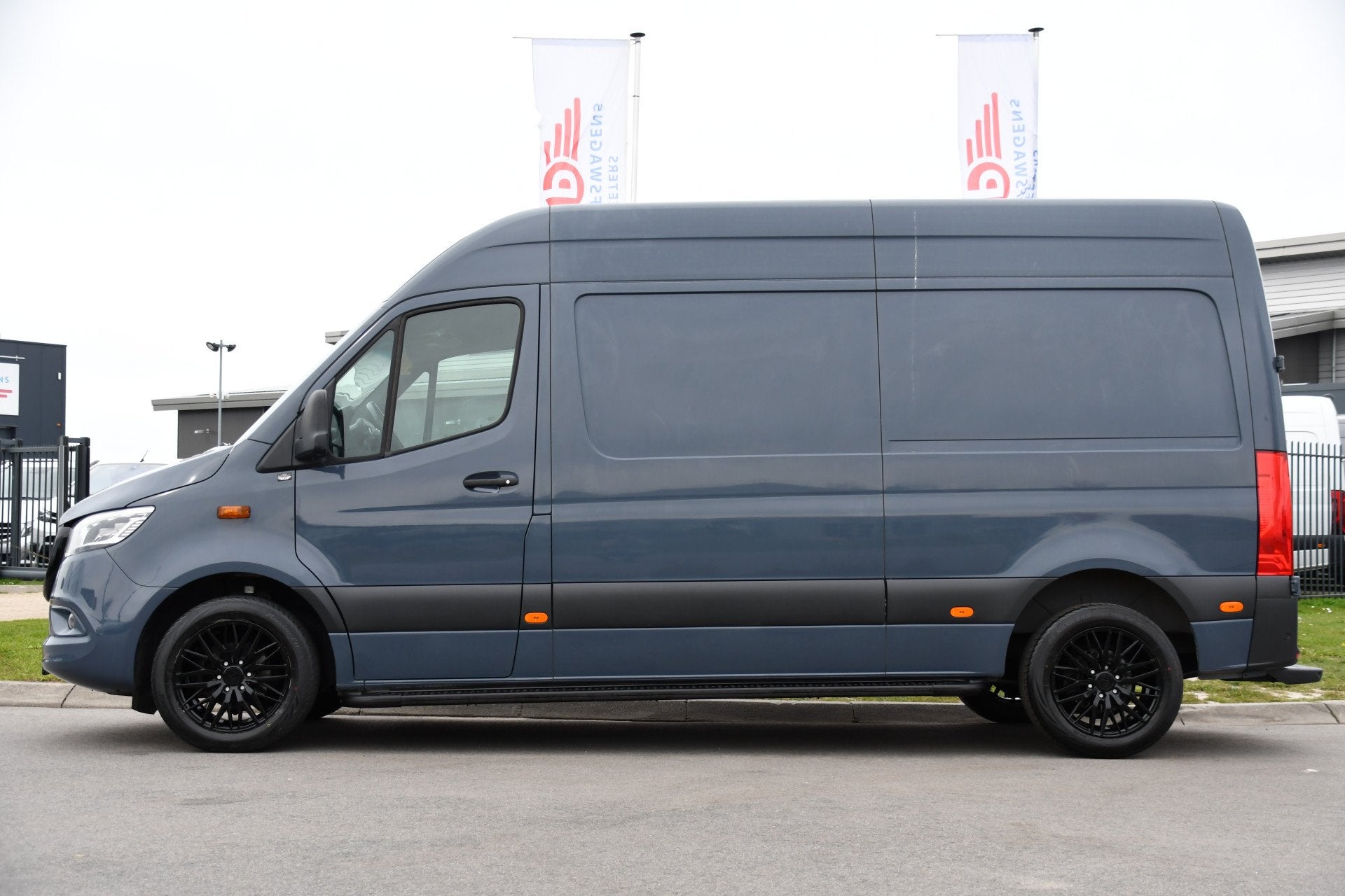 Foto 10 van Mercedes-Benz Sprinter 315 1.9 CDI L2H2 AMG Edition Adaptiev