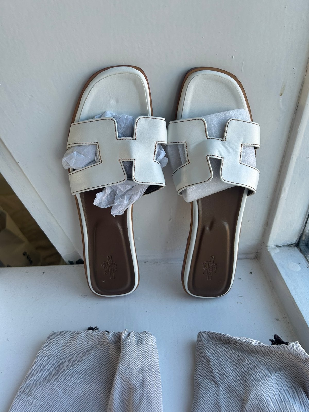 Hermes slippers wit maat 42 (valt als 39/40), Ophalen of Verzenden, Zo goed als nieuw, Wit