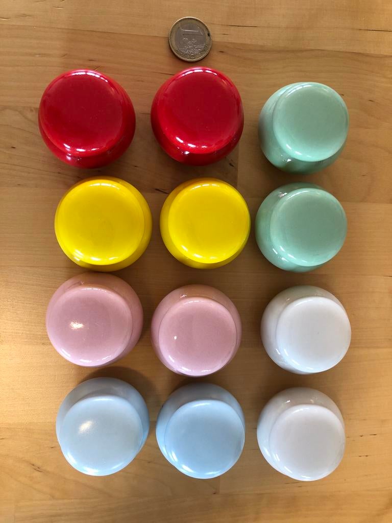colorful ceramic jars and beewax, Hobby en Vrije tijd, Knutselen, Zo goed als nieuw, Knutselwerk, Ophalen of Verzenden