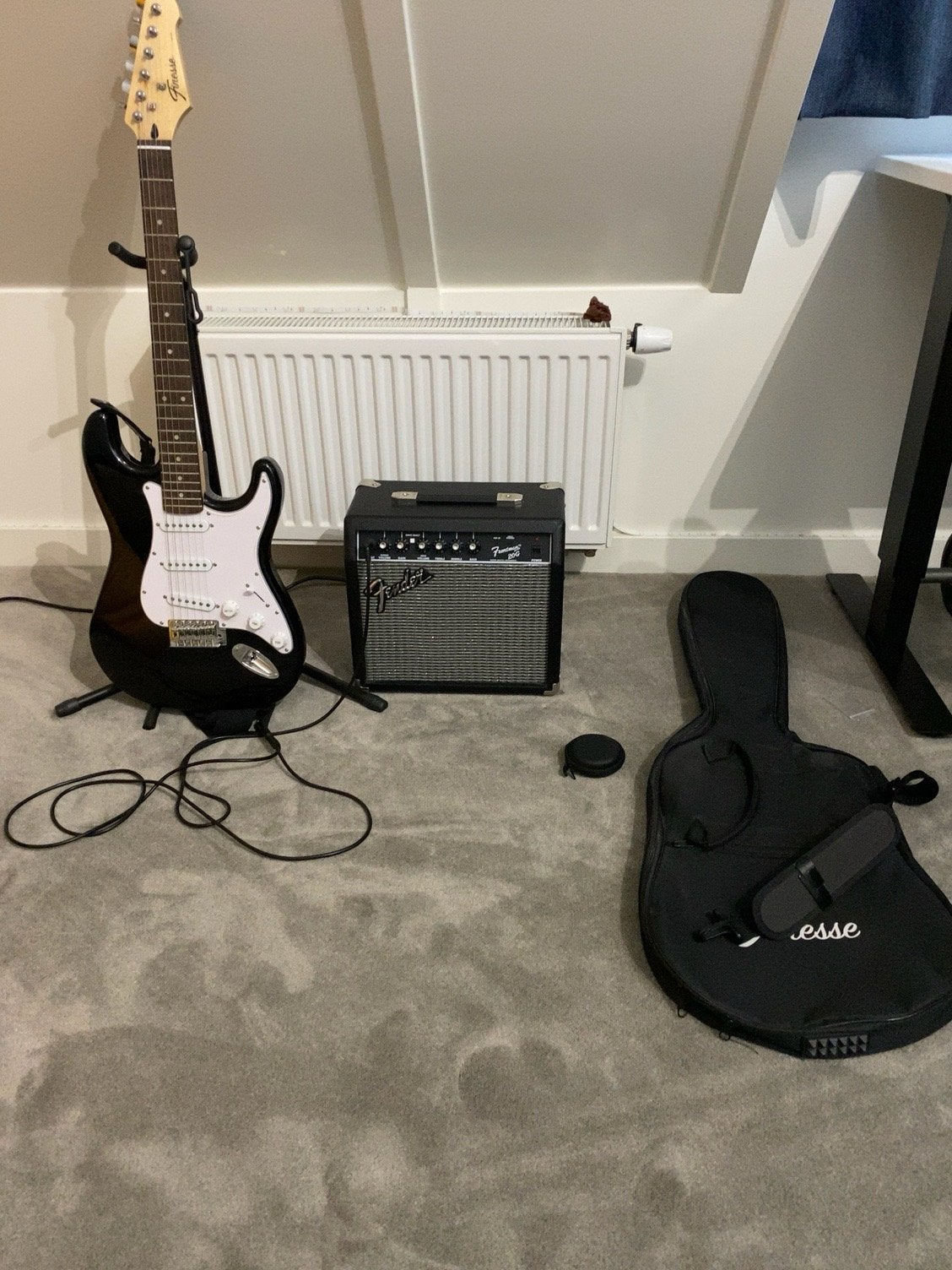 Elektrische gitaar set: gitaar, versterker, standaard, tas, Muziek en Instrumenten, Snaarinstrumenten | Gitaren | Elektrisch, Met versterker