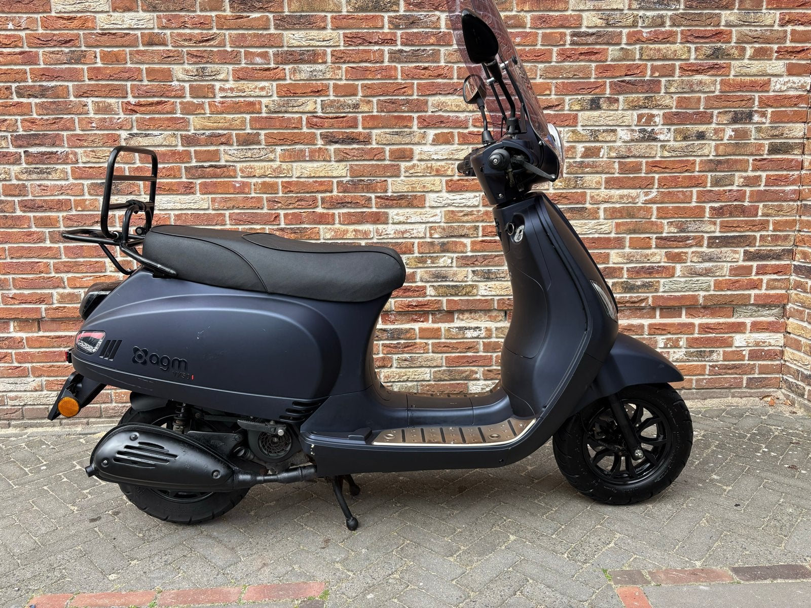 AGM VX50i uit 2021 matblauw met windscherm, Fietsen en Brommers, Gebruikt, Benzine, Ophalen, Overige merken