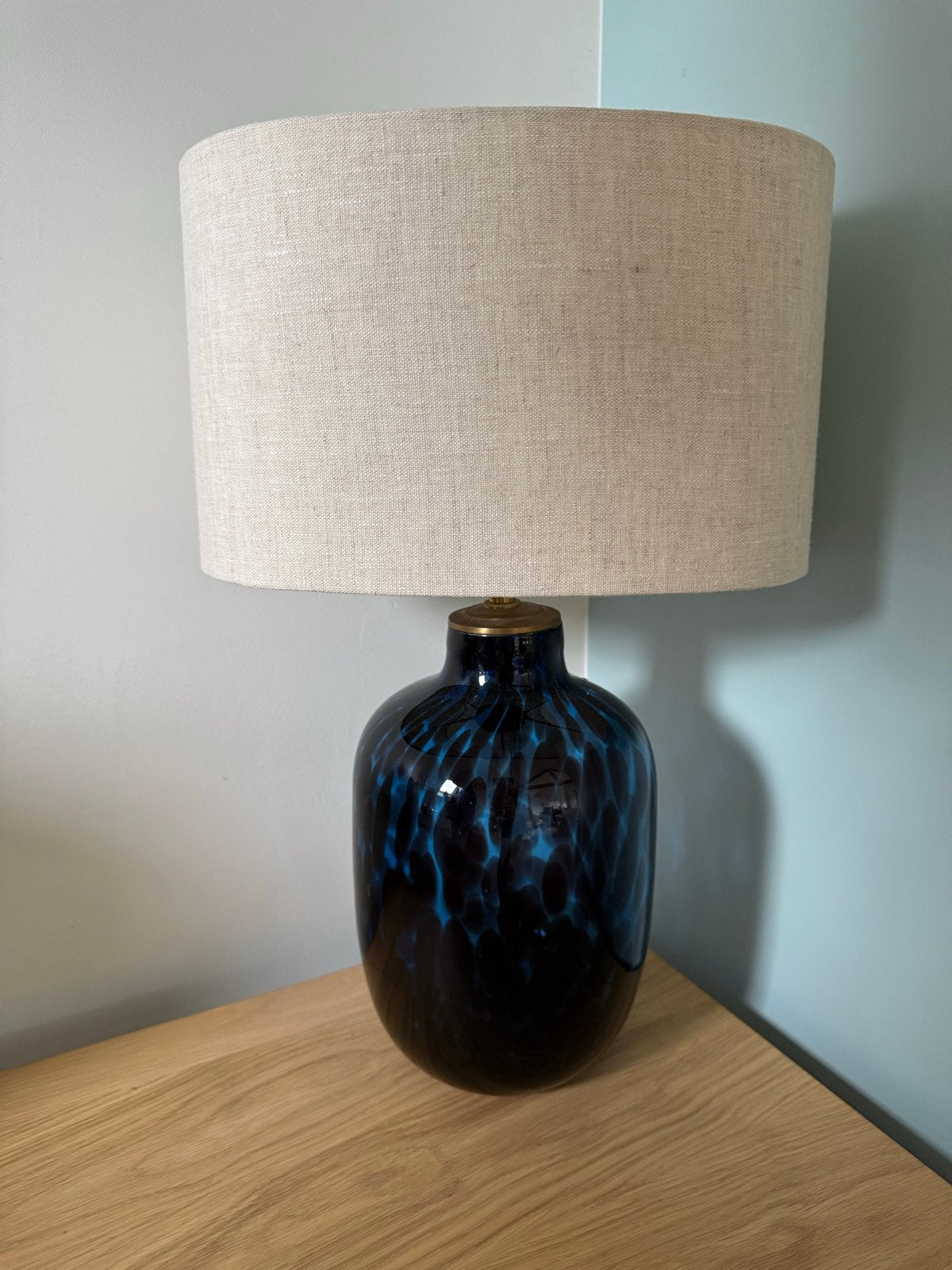 Lage blauwe Madame Garage tafellamp met linnen kap, Ophalen, Zo goed als nieuw, Stof, Minder dan 50 cm