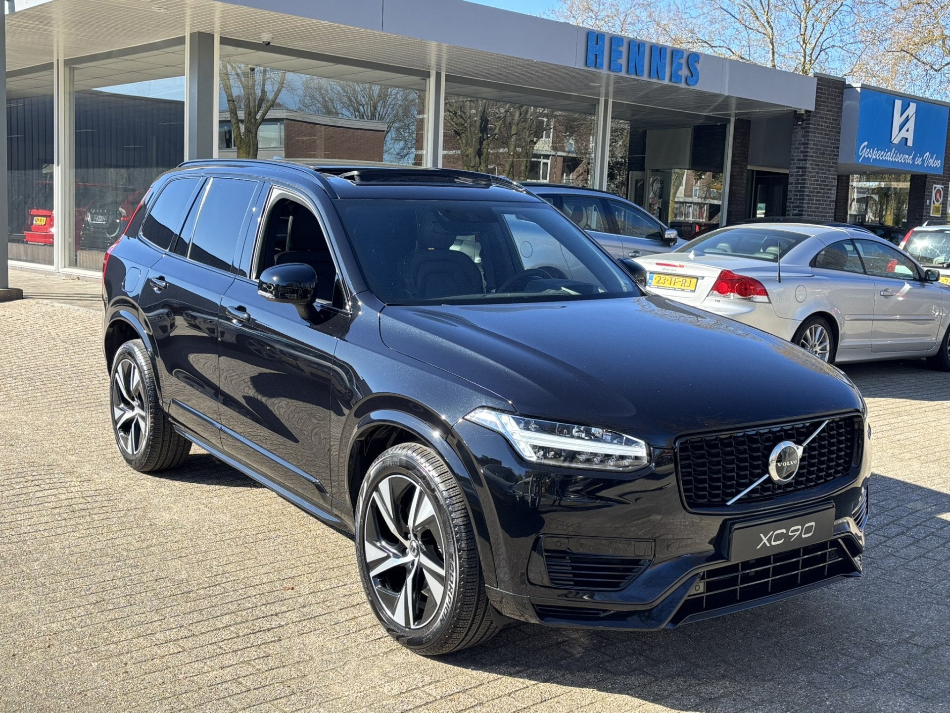 Volvo XC90 T8 455pk LONG RANGE AWD R-Design Pano HeadUp Harm, Gebruikt, 4 cilinders, 7 stoelen, Zwart