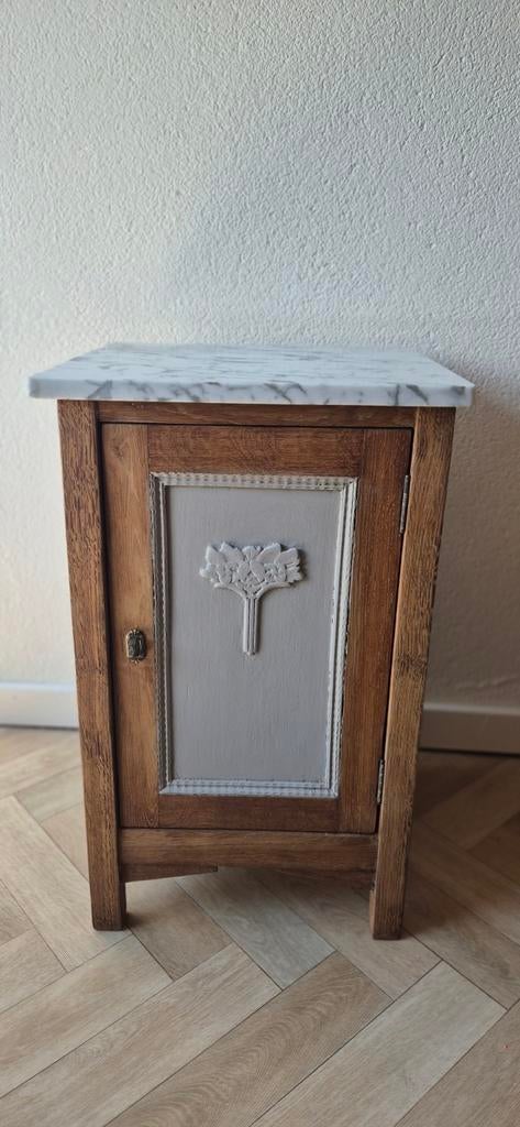 Vintage nachtkastje met marmer blad en verborgen lade, Huis en Inrichting, Slaapkamer | Nachtkastjes, Gebruikt, Minder dan 45 cm