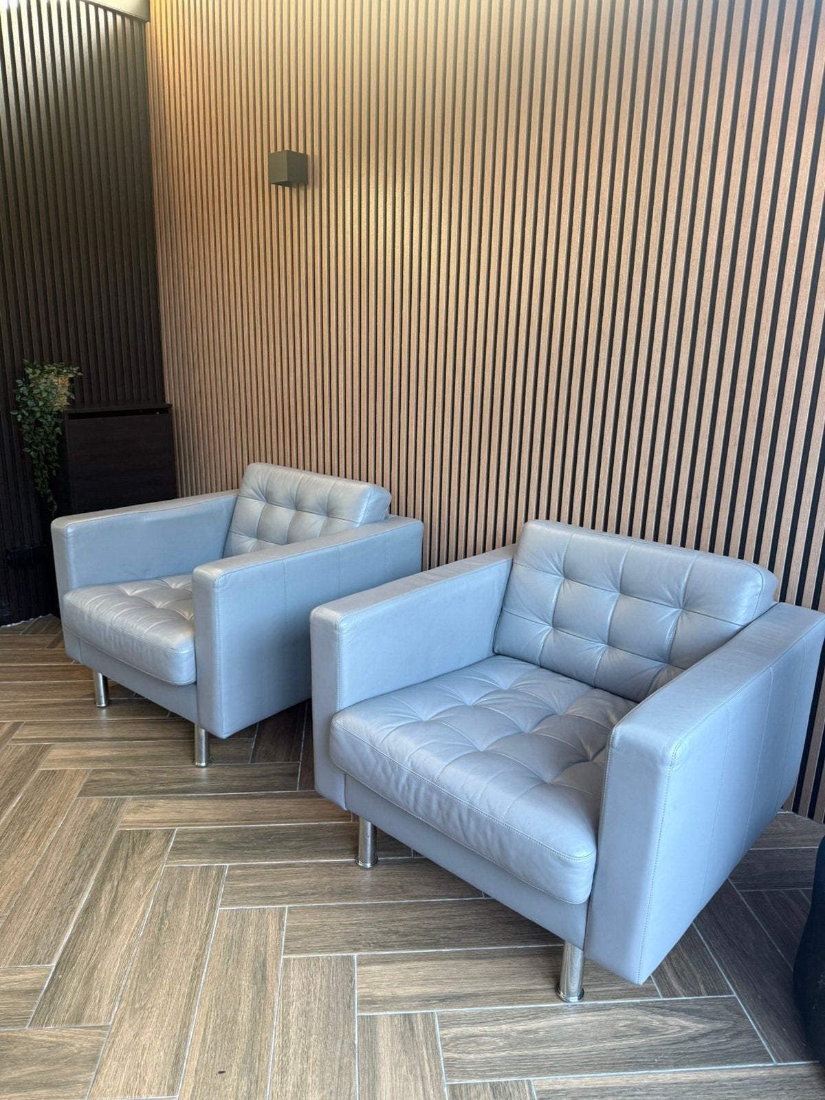 2 comfortabele leren loungestoelen grijs, Eenpersoons, 75 tot 100 cm, Ophalen of Verzenden, Zo goed als nieuw
