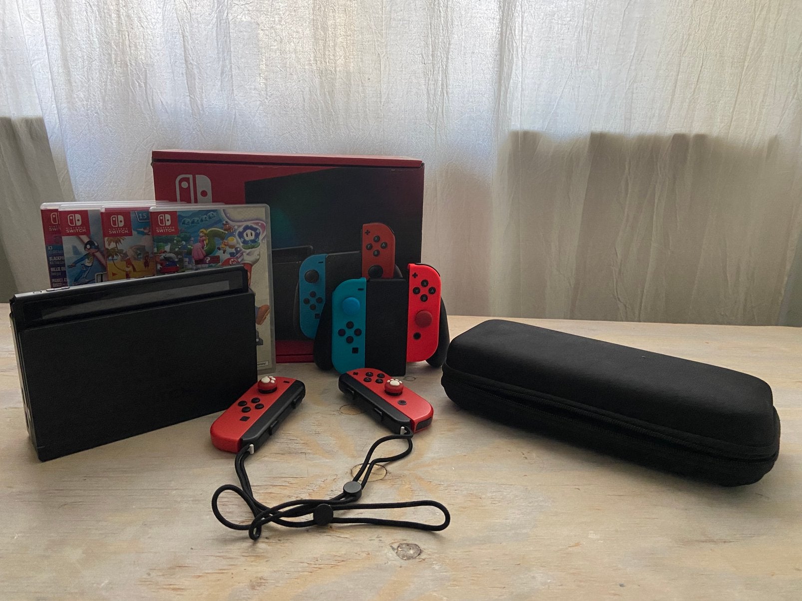 Nintendo switch + 4 spellen, Ophalen of Verzenden, Zo goed als nieuw, Switch Original, Met 3 controllers of meer