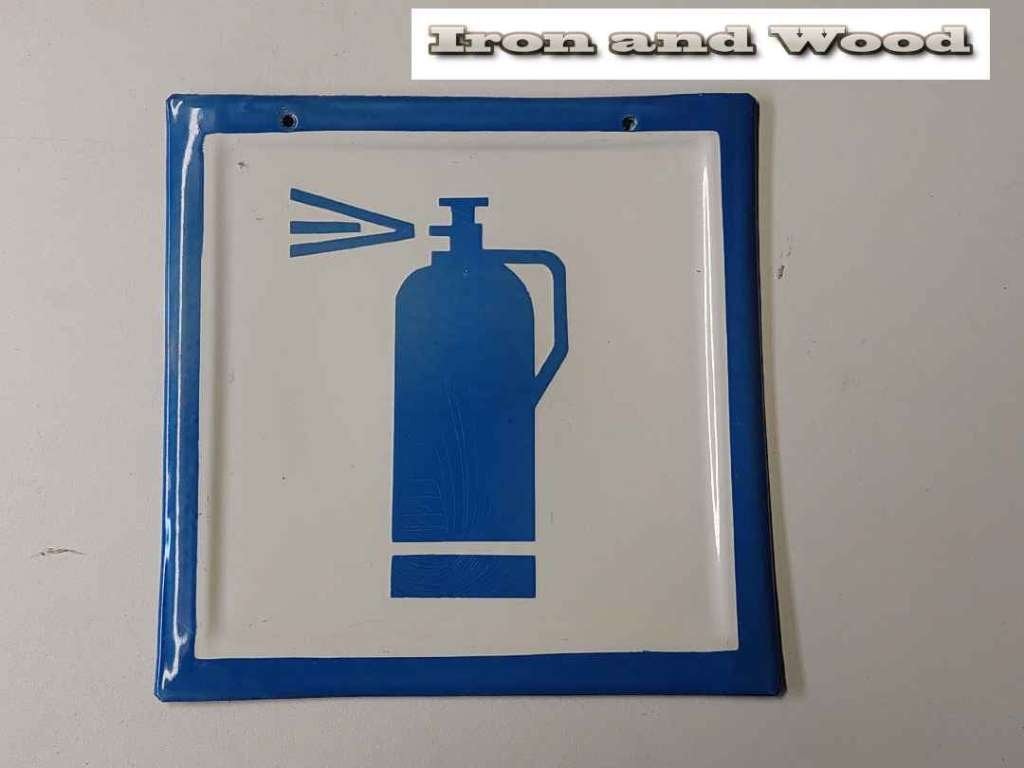 Emaille  wandbord met brandblusser afm: 24 x 24 in blauw/wit, Metaal, Gebruikt, 24 cm, Vintage