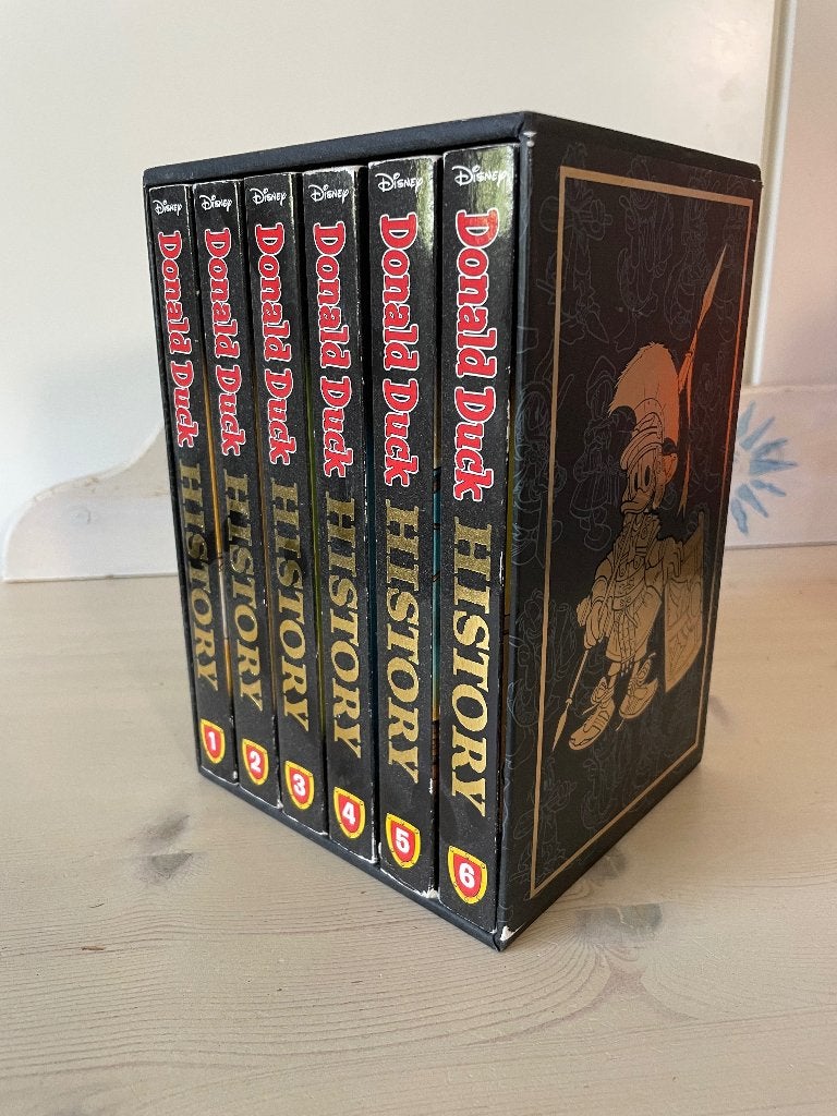 Donald Duck History 1 t/m 6 in verzamelbox, compleet, Complete serie of reeks, Donald Duck, Ophalen, Gelezen