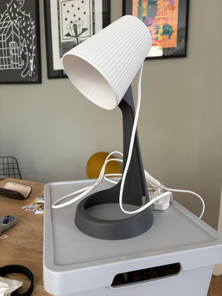 IKEA Svallet tafellamp met UK stekker, Ophalen of Verzenden, Gebruikt, Kunststof, Minder dan 50 cm