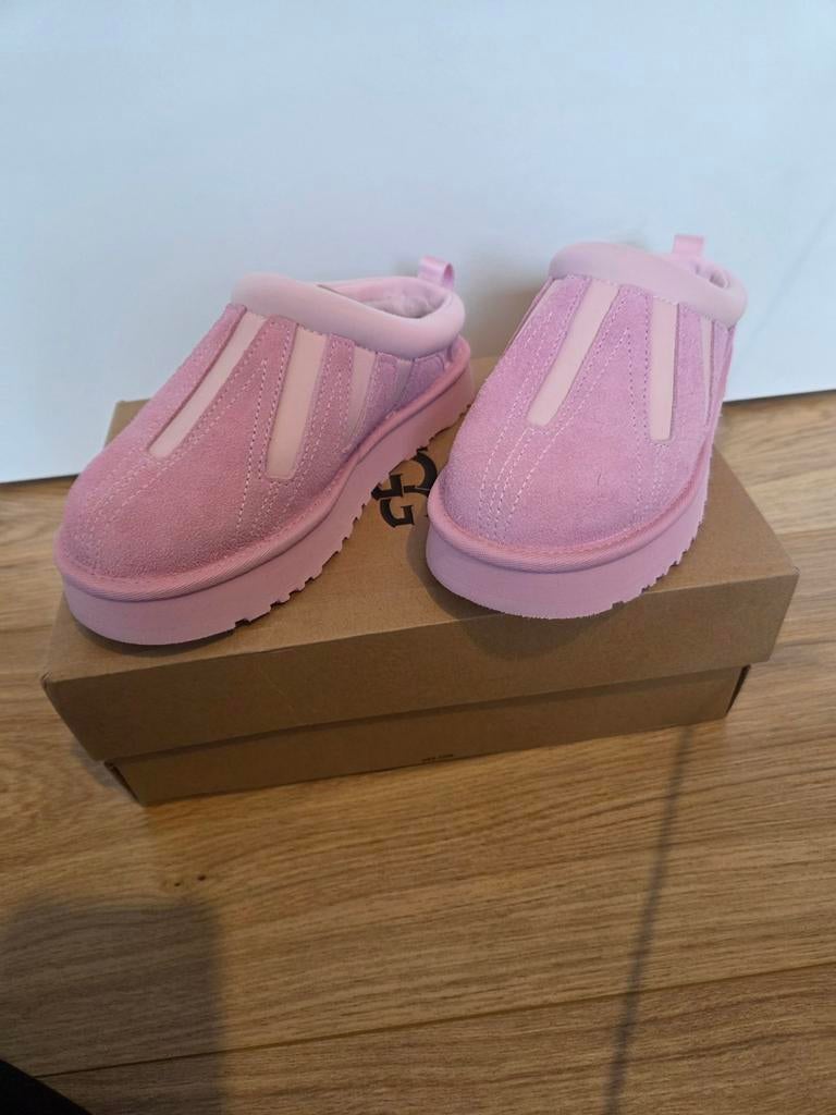Ugg pantoffels, maat 33,5. Nooit gedragen, Kinderen en Baby's, Kinderkleding | Schoenen en Sokken, UGG, Meisje, Overige typen