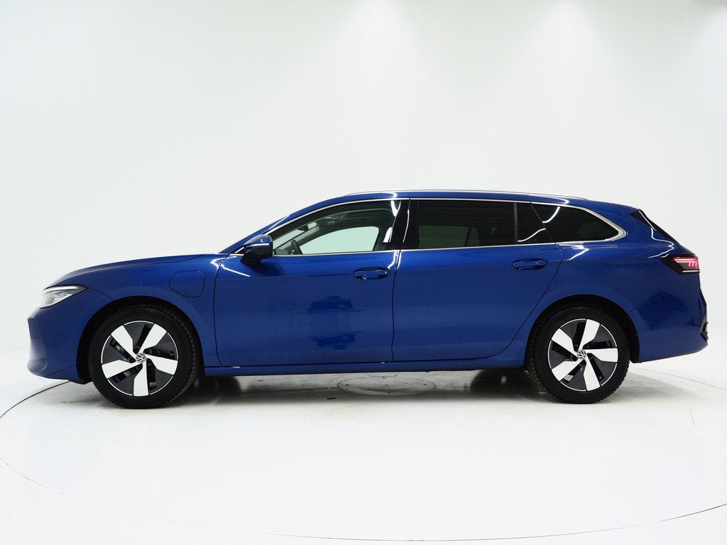 Volkswagen Passat Variant 1.5 eHybrid Elegance | Panoramadak, Zwart, 4 cilinders, Blauw, Leder en Stof
