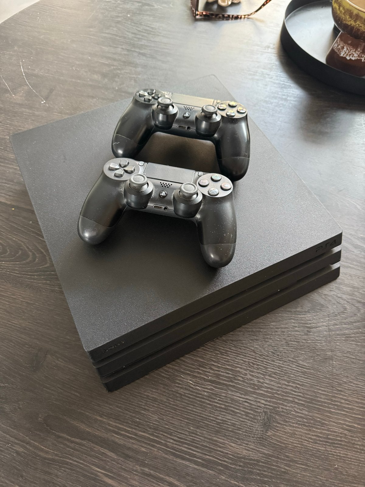 PlayStation 4 Pro met 2 controllers en 3 games, Ophalen, Met games, Met 2 controllers, Zo goed als nieuw