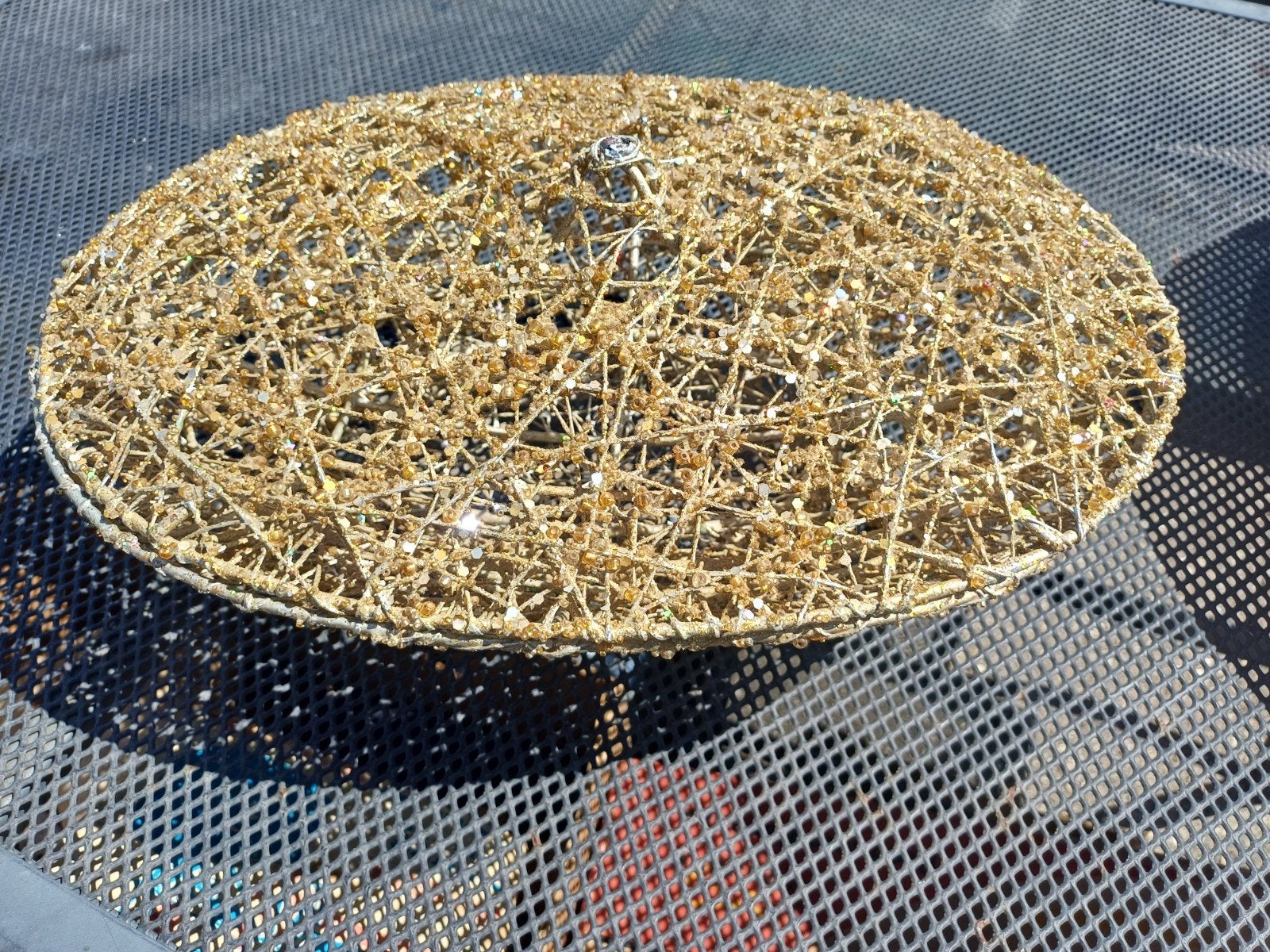 Gouden gevlochten  draad schaal met deksel., Mannelijk