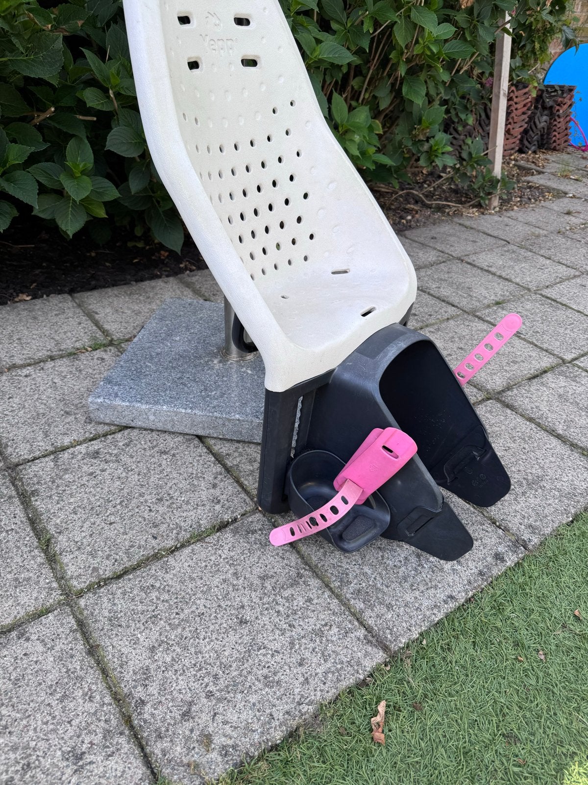 Yepp Achterzitje - Wit/Zwart met Roze Voetsteuntjes, Fietsen en Brommers, Fietsaccessoires | Fietsstoeltjes, Achterzitje, Ophalen