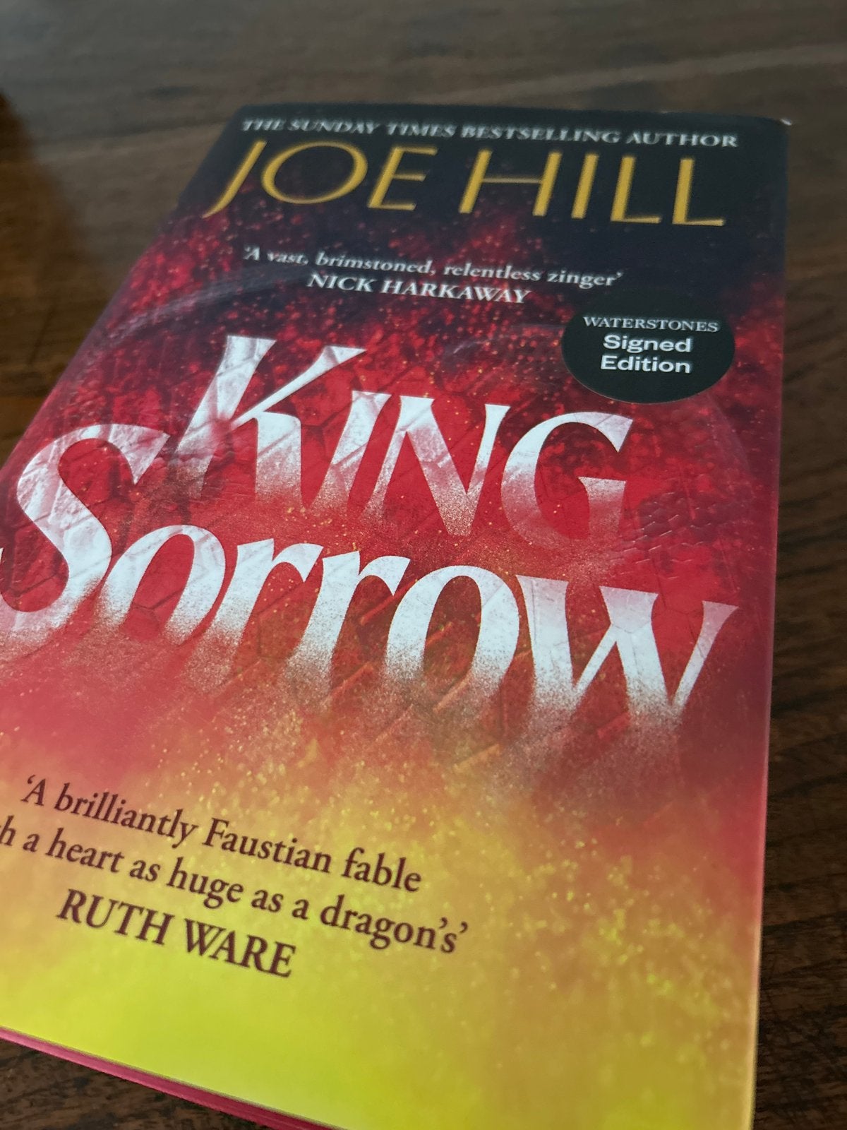 King Sorrow - Gesigneerde editie door Joe Hill, Boeken, Ophalen of Verzenden, Zo goed als nieuw, Europa overig