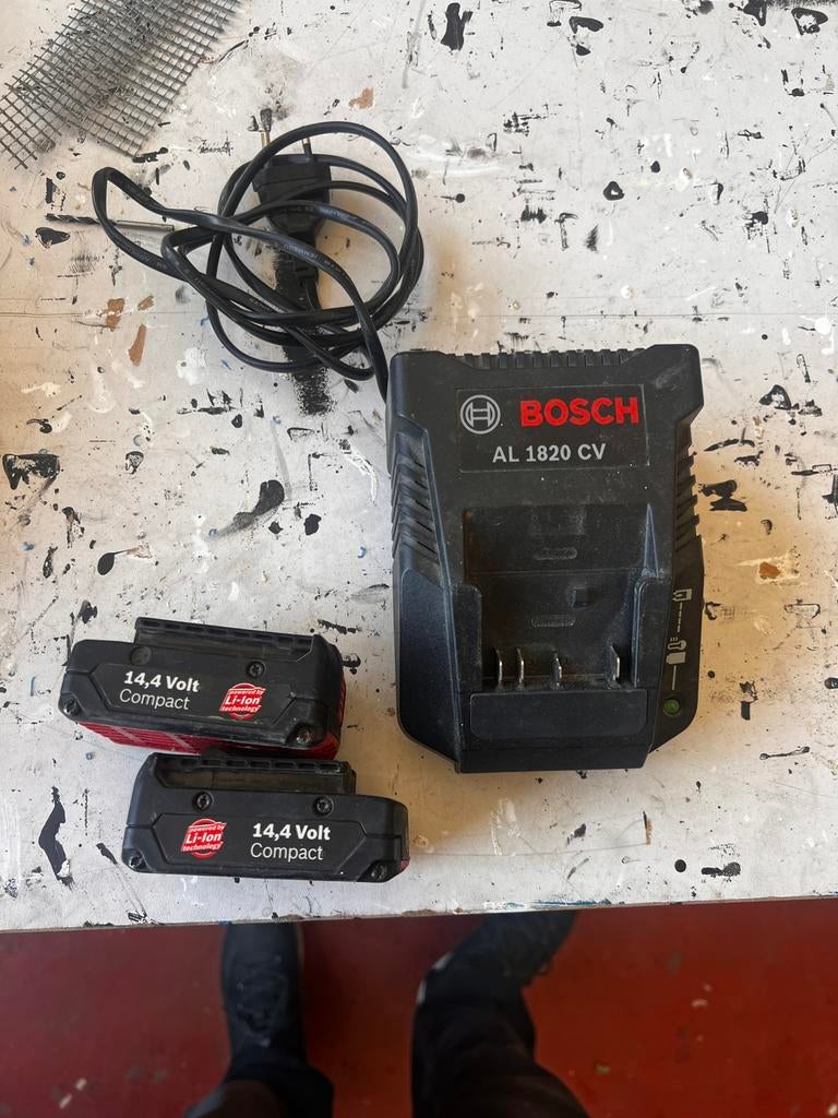 2 Bosch professional accu’s 14.4V met oplader, Ophalen of Verzenden