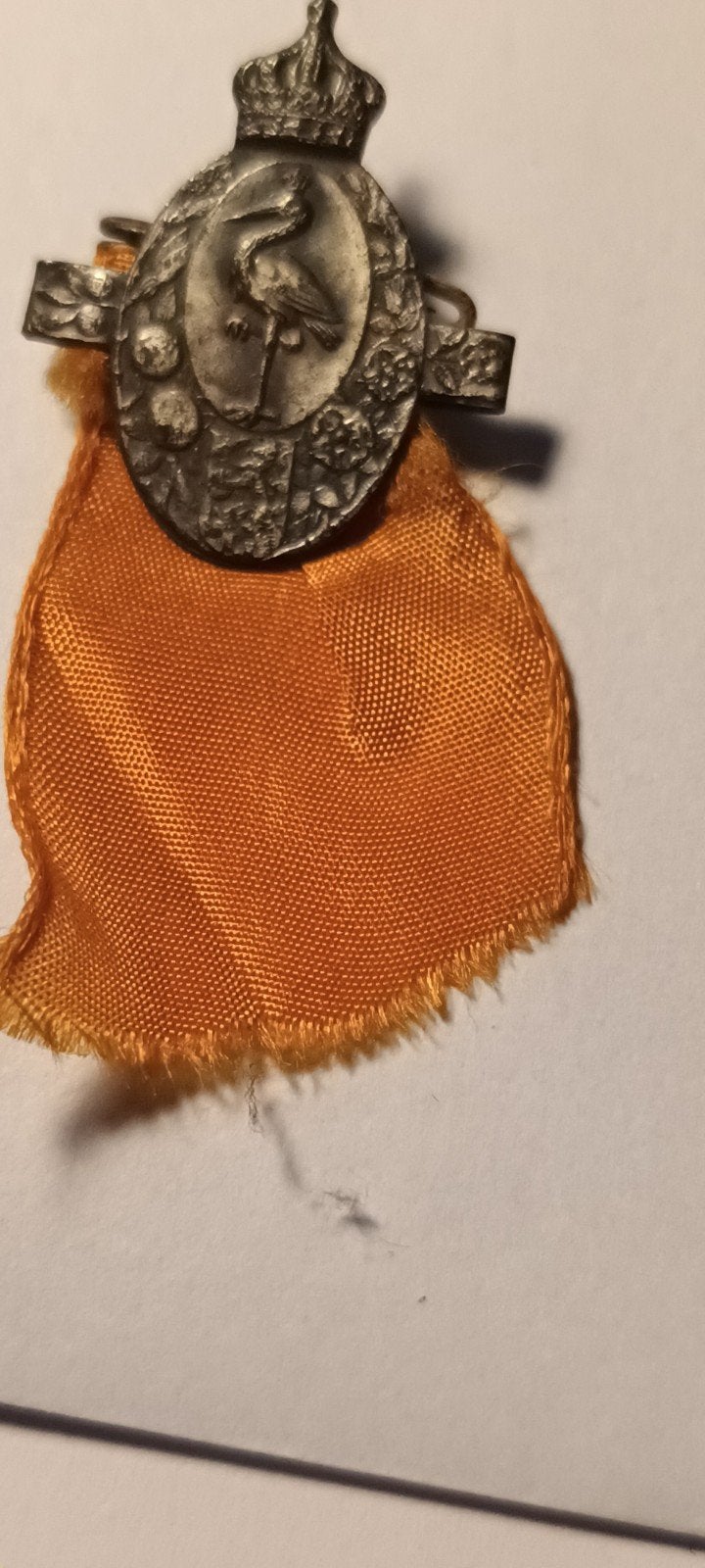 Oude medaille met oranje lint en ooievaar FC den HAAG, Ophalen of Verzenden, Zilver, Buitenland
