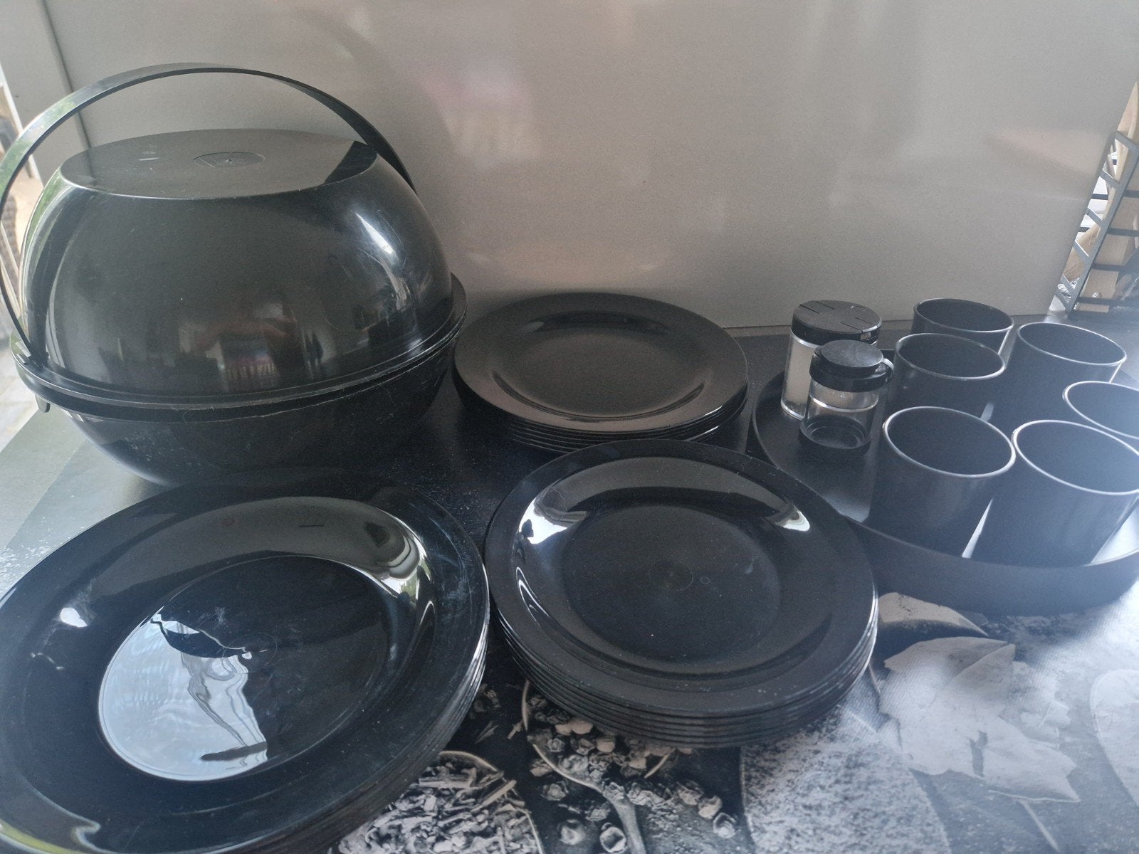 Retro zwartservies voor picknick of camping van Manuli plast, Ophalen of Verzenden, Overige materialen, Overige stijlen, Bord(en)