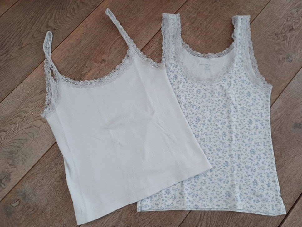 2 Brandy Melville hemdjes: wit & bloemenprint met kant, Wit, Ophalen of Verzenden, Brandy Melville, Gedragen