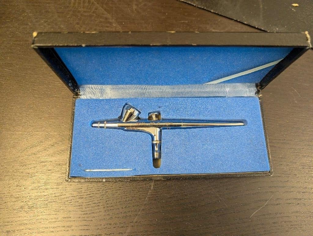 Iwata HP-B in originele doos / original box + compressor, Ophalen, Gebruikt, Airbrush en Toebehoren