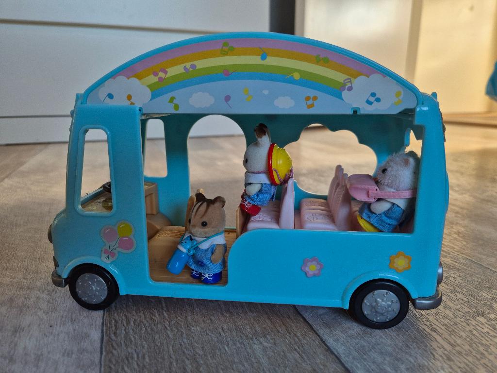 Sylvanian Families regenboog bus 5317 met 3 vrienden 5262, Kinderen en Baby's, Speelgoed | Poppenhuizen, Ophalen, Gebruikt, Toebehoren