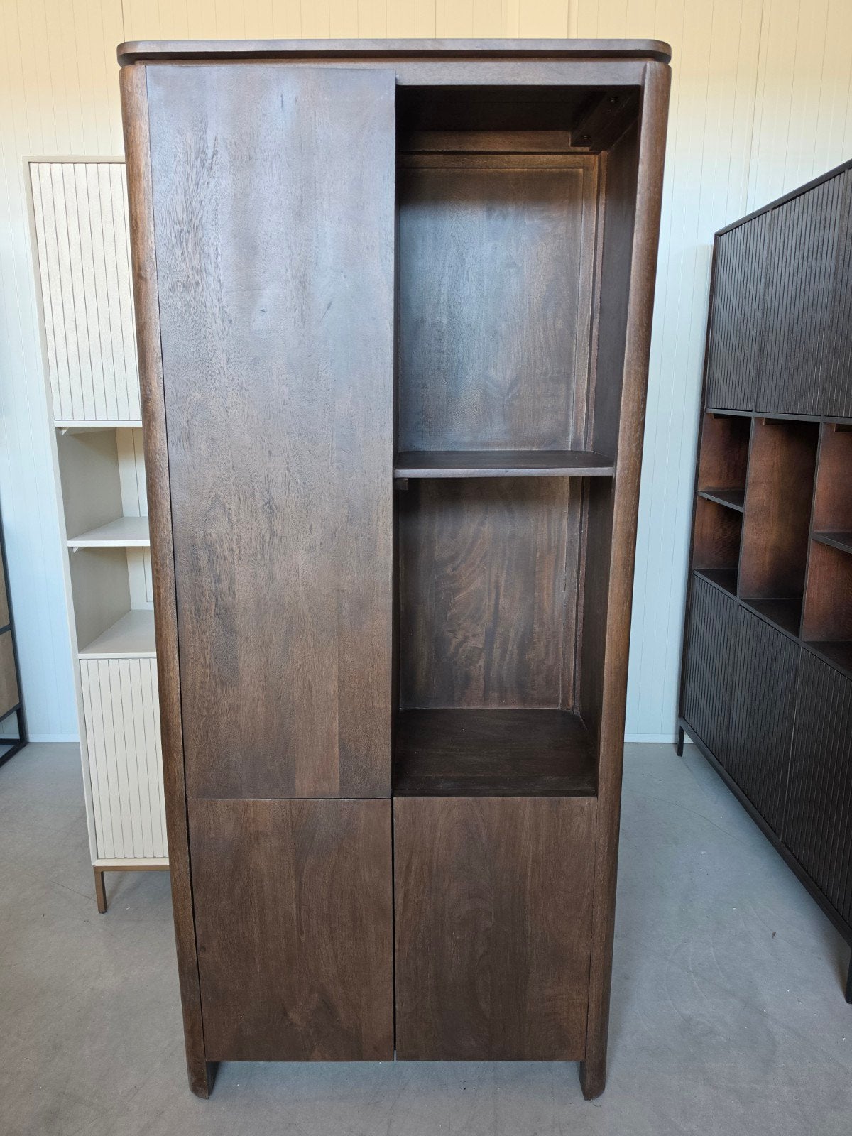 Vakkenkast Dallas bruin 90 cm - Mangohout met ronde vormen, Met deur(en), Info@meubeloutletmeppel.nl, 200 cm of meer, Zo goed als nieuw