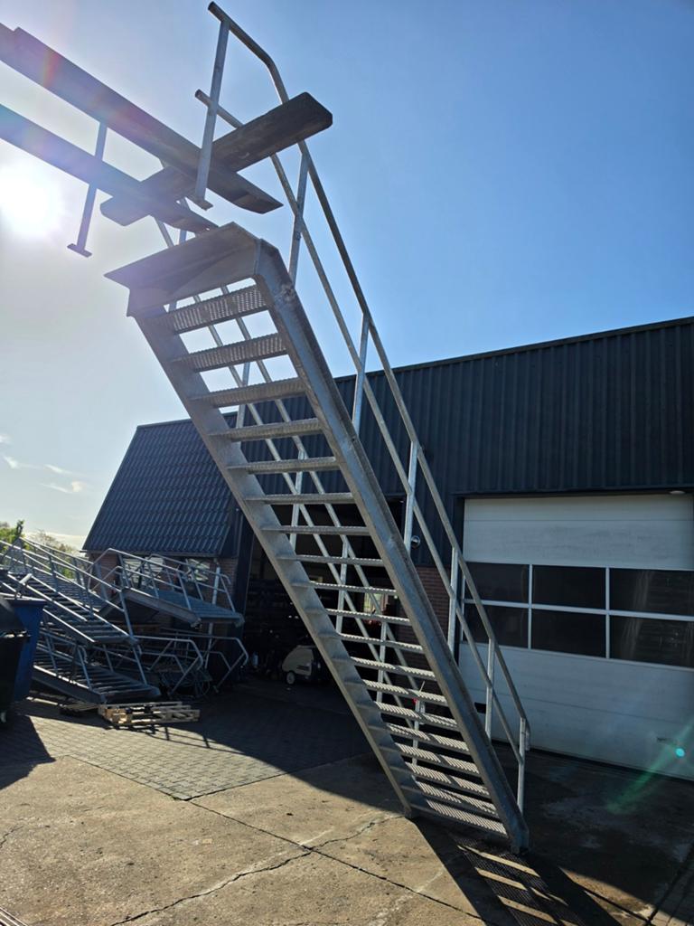Stalen trap gegalv hoog 3,95mtr nor081, Ophalen, 2 tot 4 meter