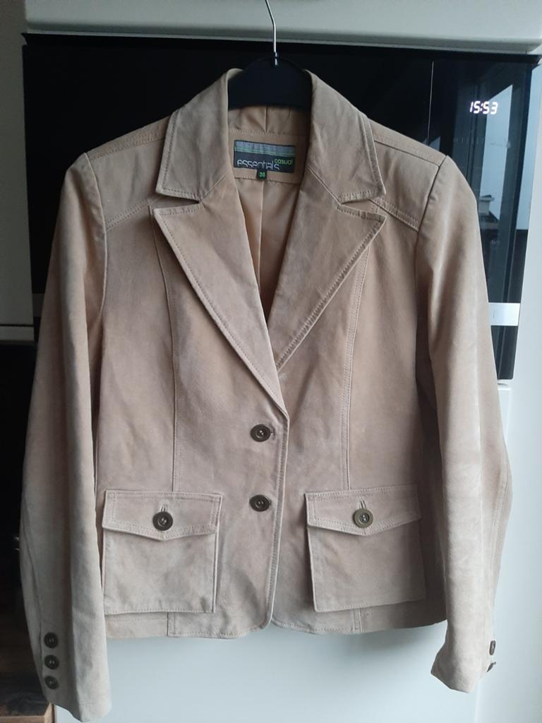 Mooi echt suède jasje v essentials maat m, Maat 38/40 (M), Beige, Ophalen of Verzenden, Zo goed als nieuw
