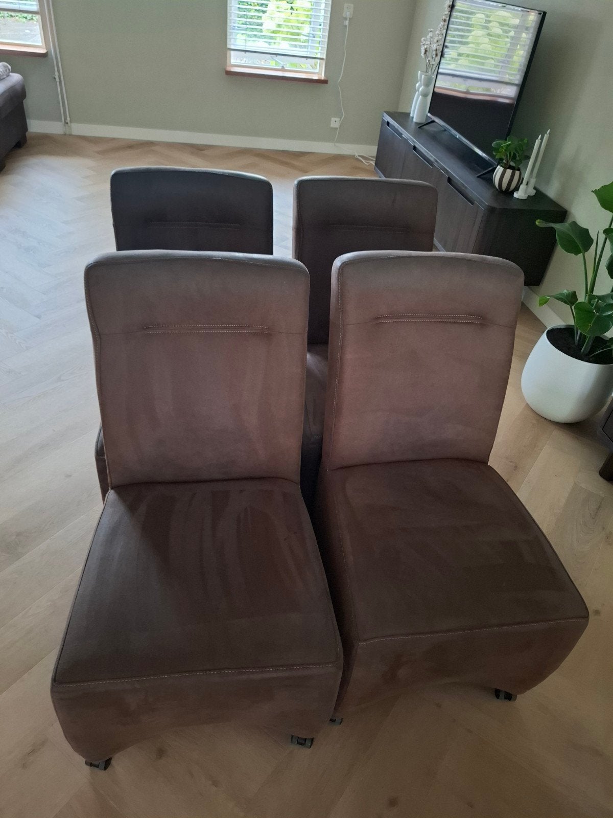 4 Goede stoelen met wieltjes, kunnen nog een ronde mee, Huis en Inrichting, Ophalen, Gebruikt, Bruin, Vier