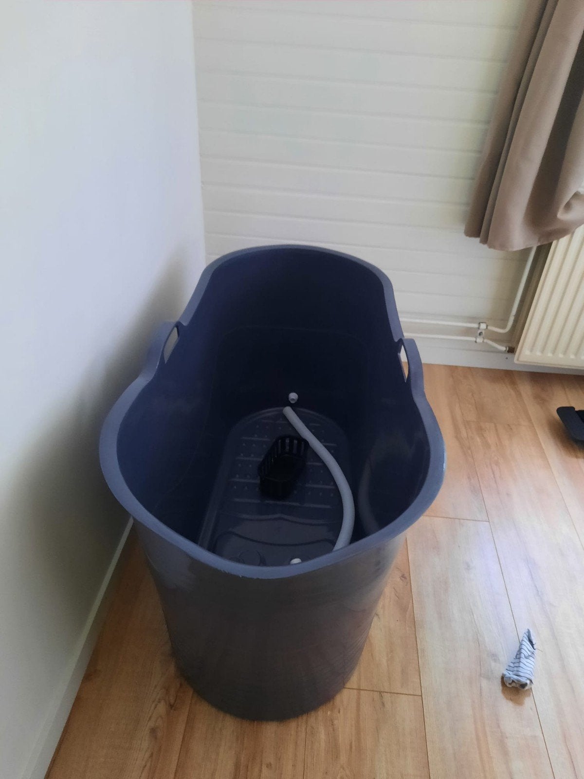 Grote relax badkuip met afvoer en slang, Huis en Inrichting, Badkamer | Badkamermeubels, 100 tot 150 cm, Overige typen, Zo goed als nieuw