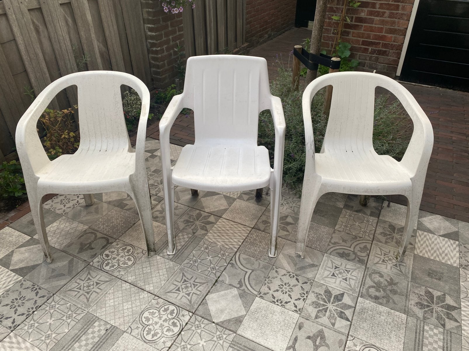 Witte kunststof buitenstoelen, Ophalen, Gebruikt, Kunststof