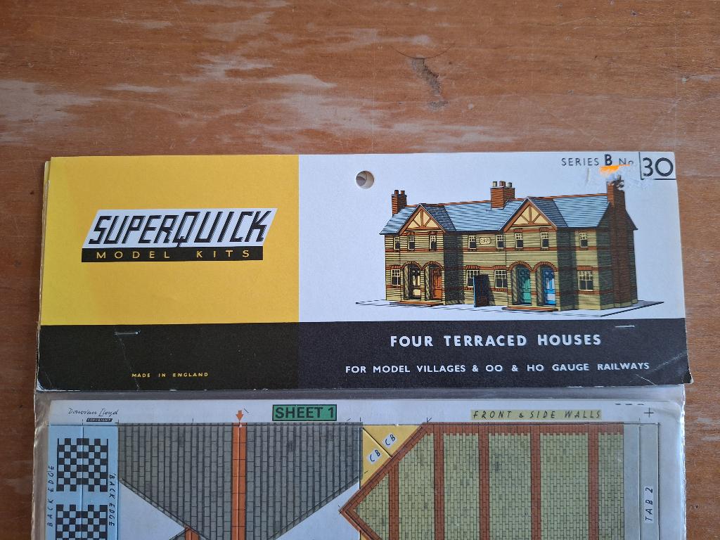 Superquick bouwplaat 4 huizen, Overige merken, Gelijkstroom, Brug, Tunnel of Gebouw, Ophalen of Verzenden