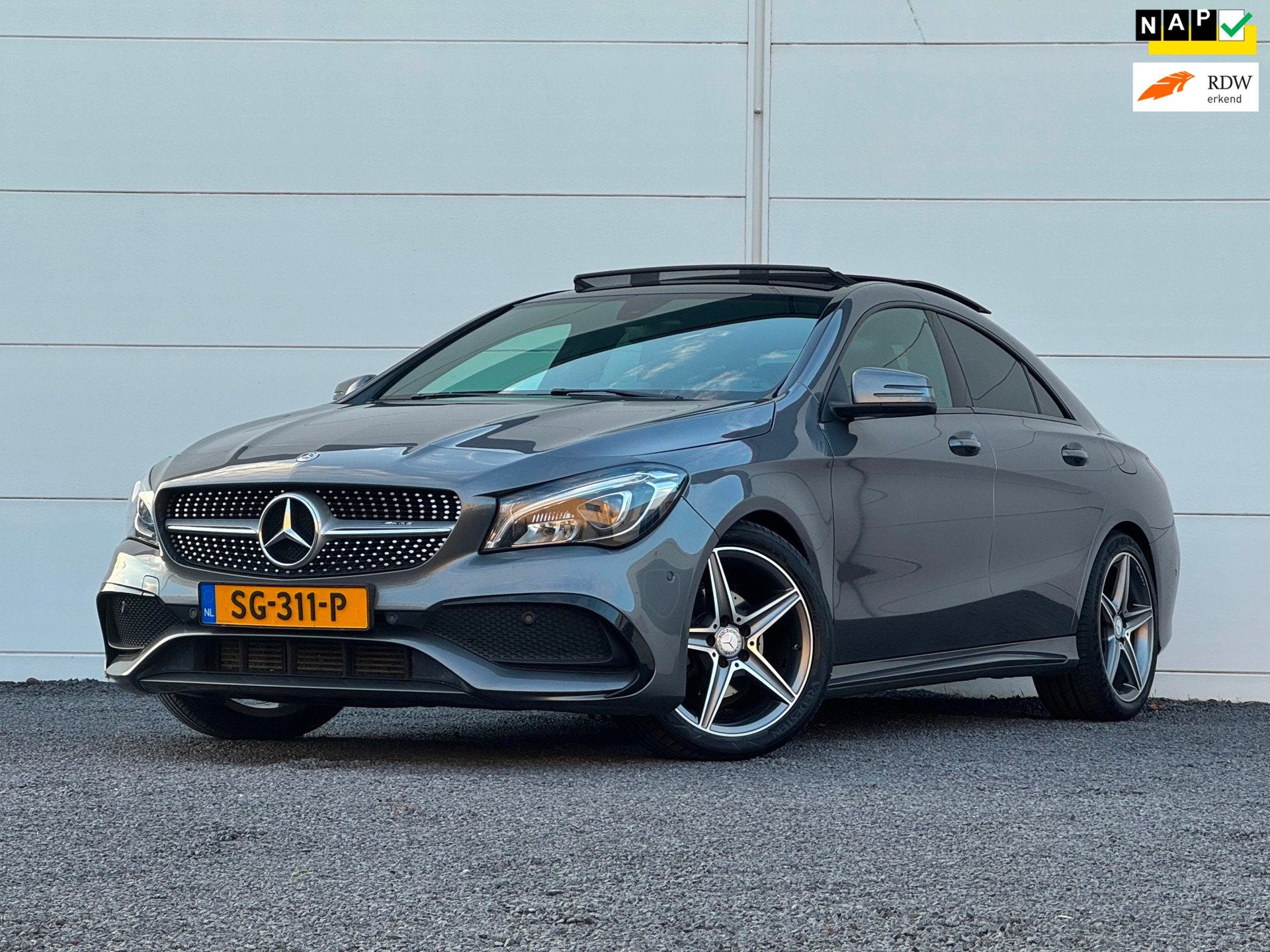 Mercedes-Benz CLA-klasse 200 Amg Org NL Pano Uitlaatklep sch, Auto's, Gebruikt, Euro 6, 715 kg, Bedrijf