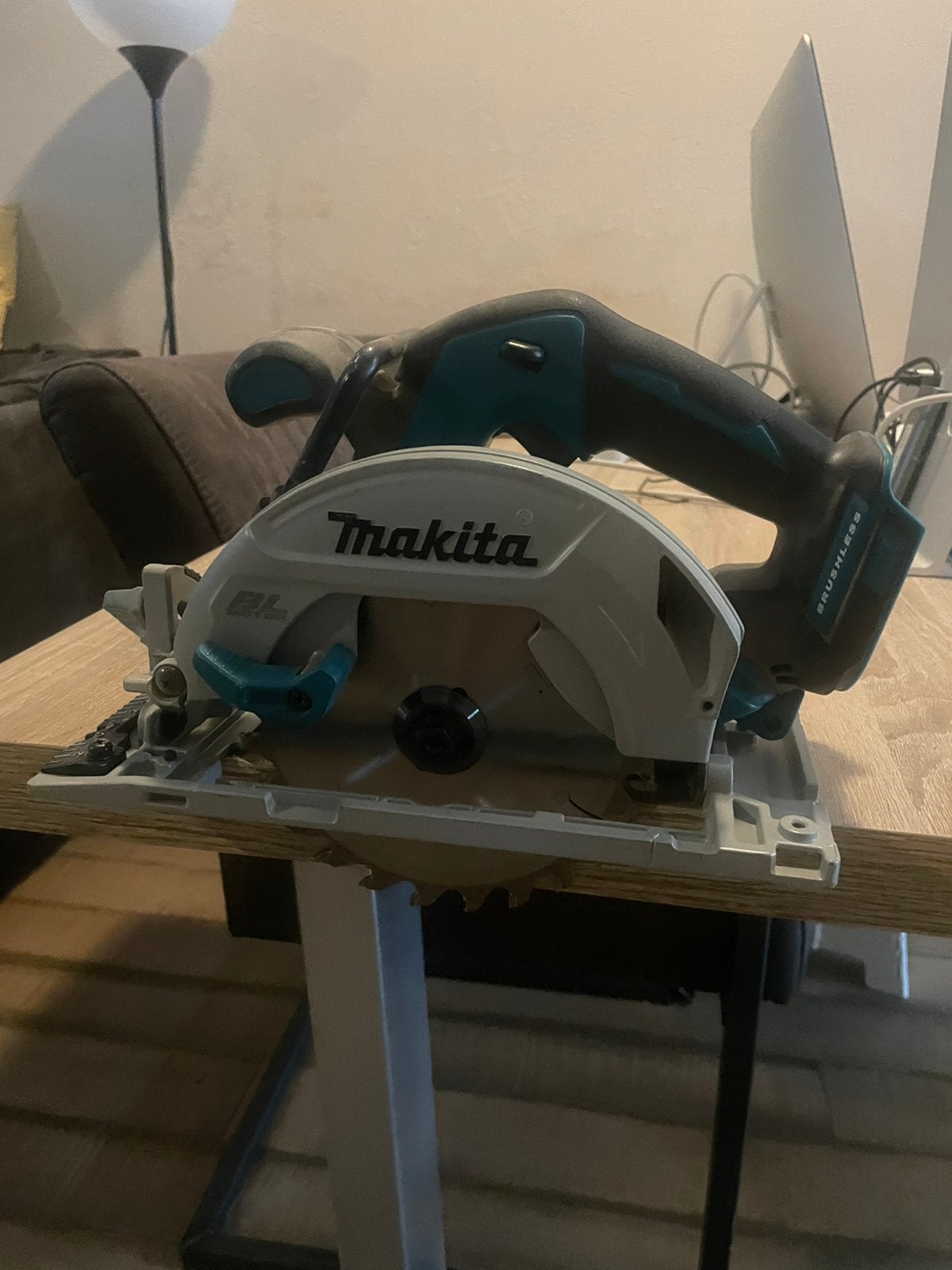 Makita Cirkelzaag DHS680 - Zonder accu, Doe-het-zelf en Verbouw, Cirkelzaag, Ophalen of Verzenden, Zo goed als nieuw, 30 tot 70 mm