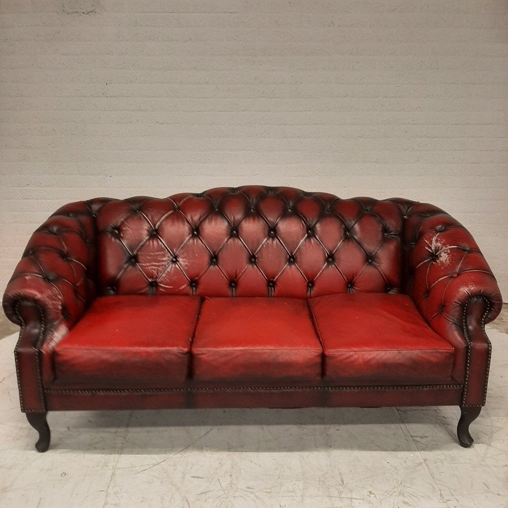 Rode Chesterfield bank, Huis en Inrichting, Banken | Bankstellen, Ophalen, Gebruikt, 100 tot 125 cm, Driepersoons