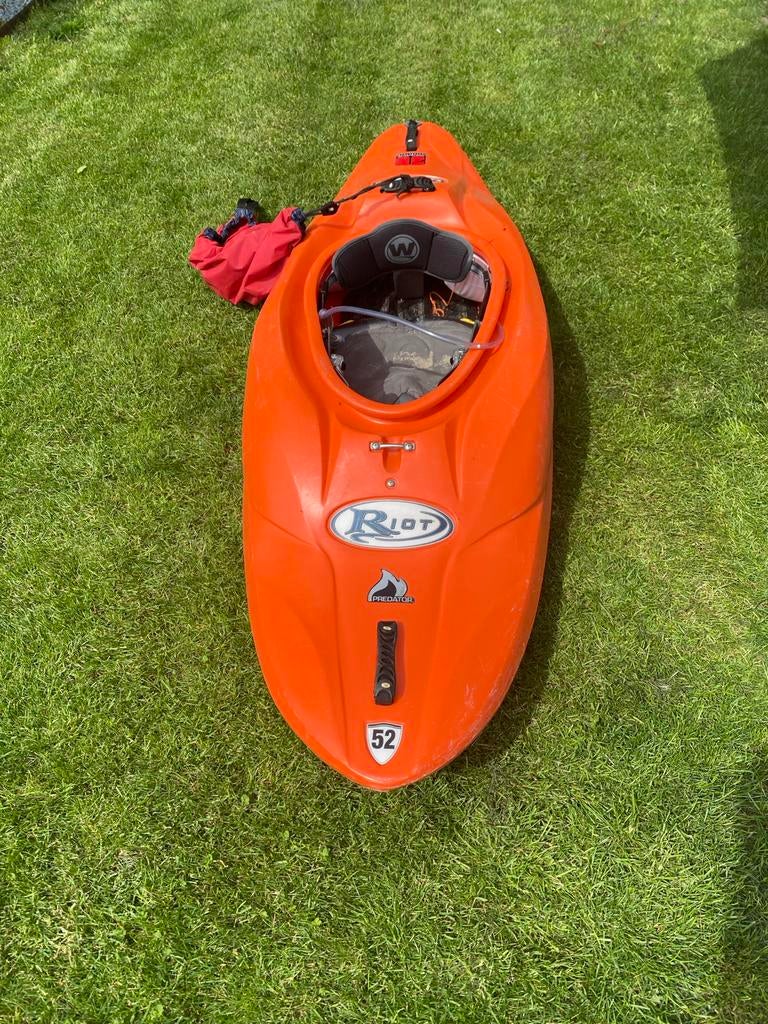 Riot Turbo 52 wildwaterkajak / playboat met peddel, Ophalen, Zo goed als nieuw, Eén persoon, Wildwaterkano