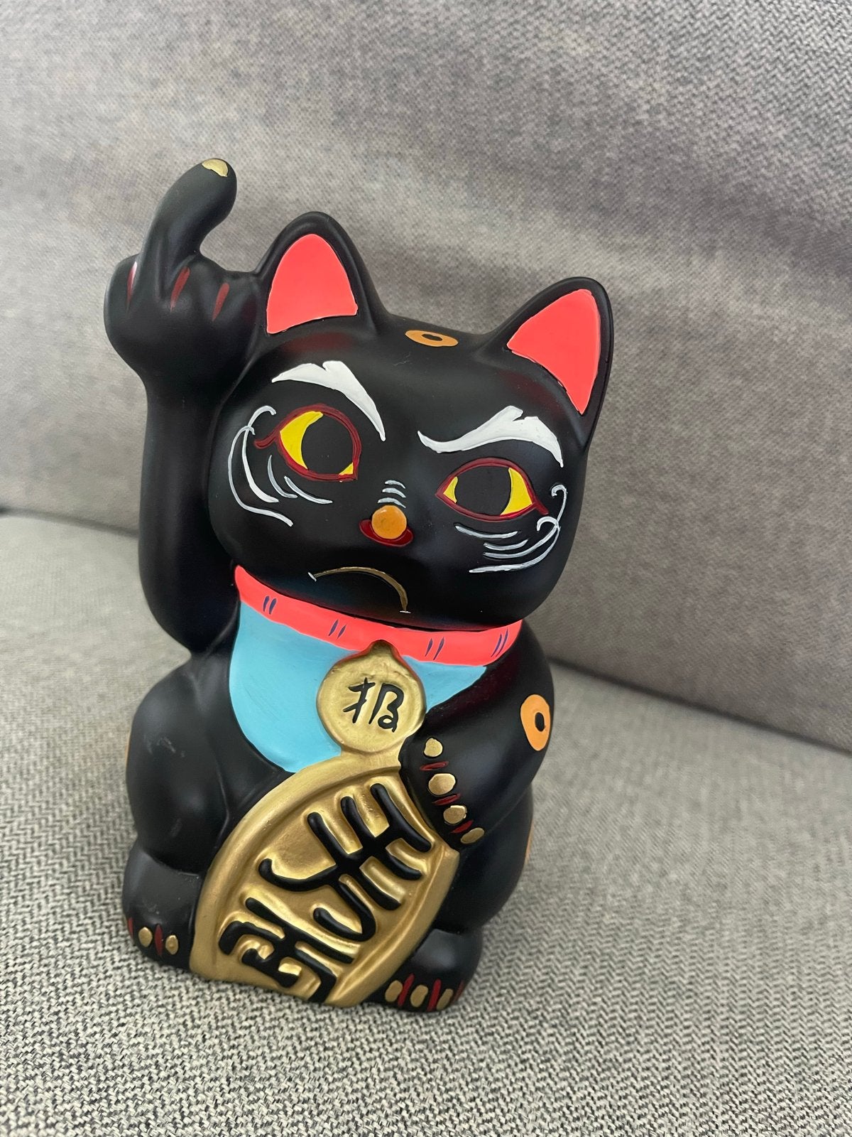 Maneki Neko Kat met Middelvinger - Zwart, Zwart, Kunststof, Ophalen of Verzenden, Zo goed als nieuw
