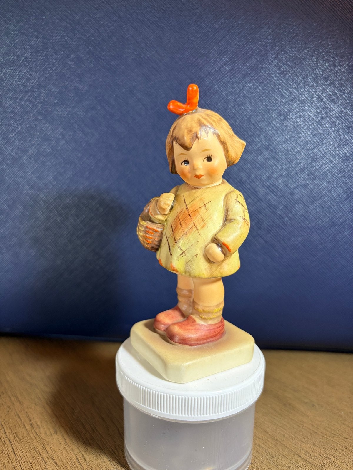 Origineel Hummel beeldje, model 479, “I Brought You a Gift”, Ophalen of Verzenden, Zo goed als nieuw, Hummel