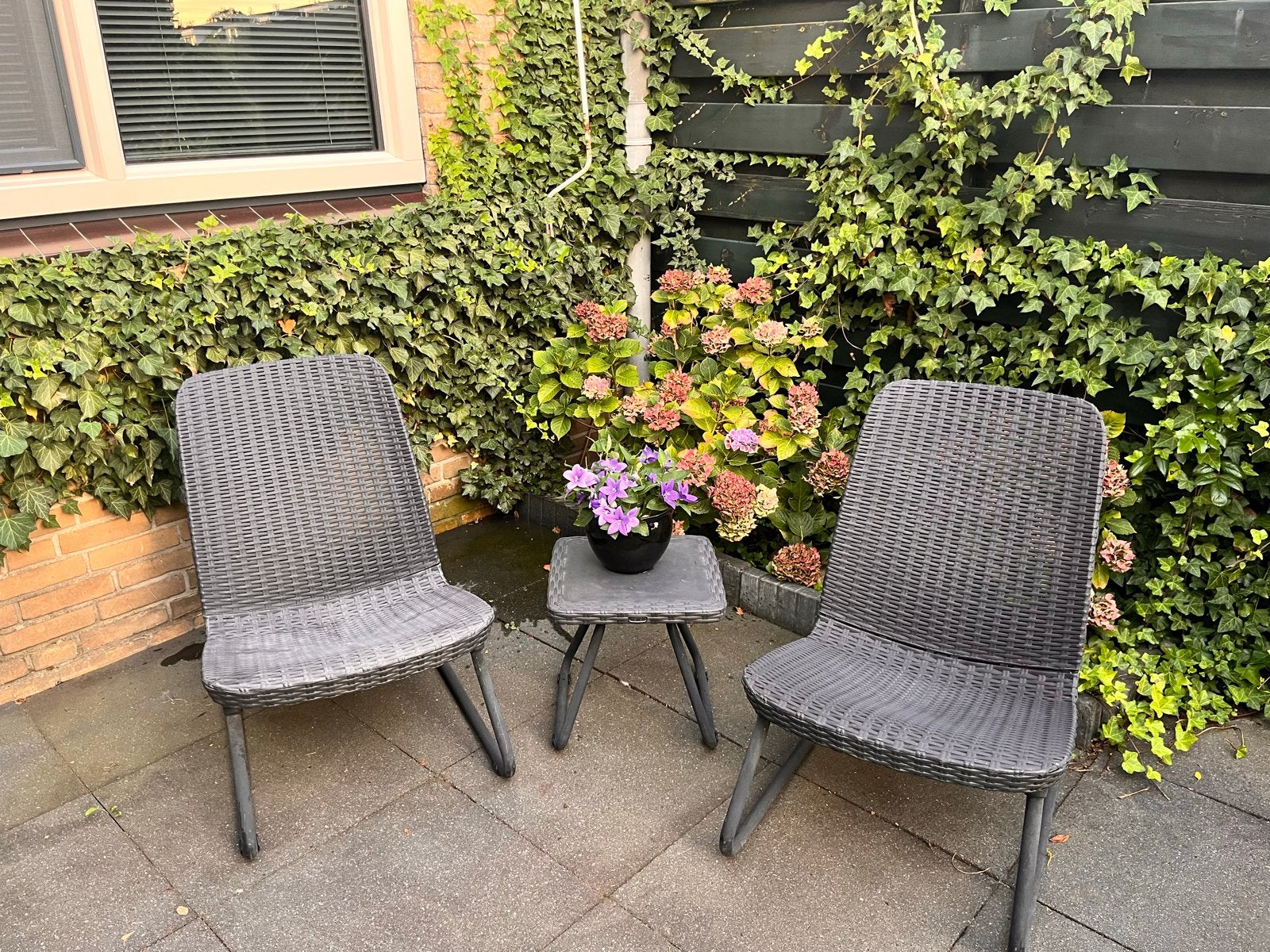 Gezellige tuinset: 2 stoelen en bijzettafel, Kunststof, Gebruikt, Stoel, Tuinset