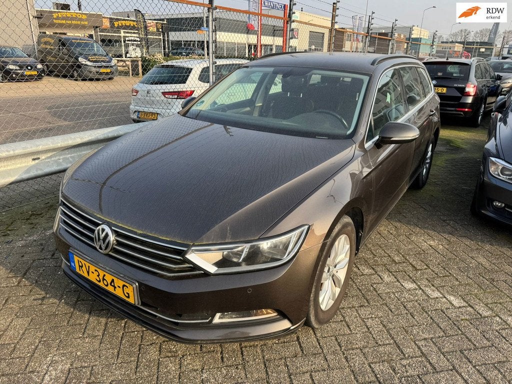 Volkswagen Passat Variant 1.6 TDI Connected Series EXPORT, Auto's, Volkswagen, Gebruikt, Euro 6, 4 cilinders, Bruin